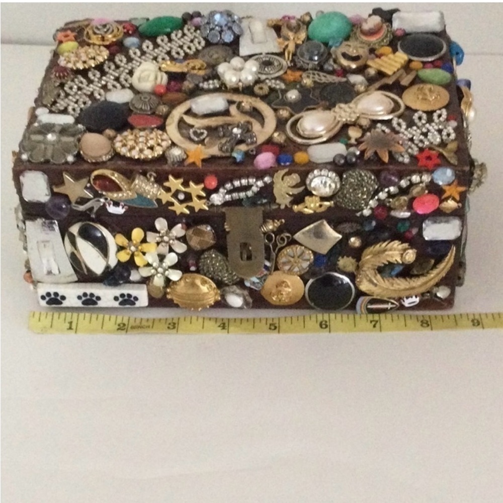 Vintage Treasure Jeweled Wooden Lined Box - Picture 6 of 9